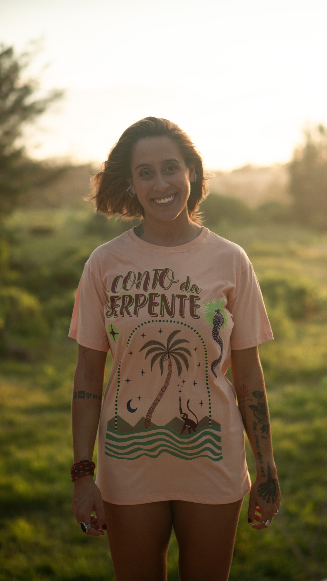 Camiseta Conto da Serpente | Cor Pêssego Candy
