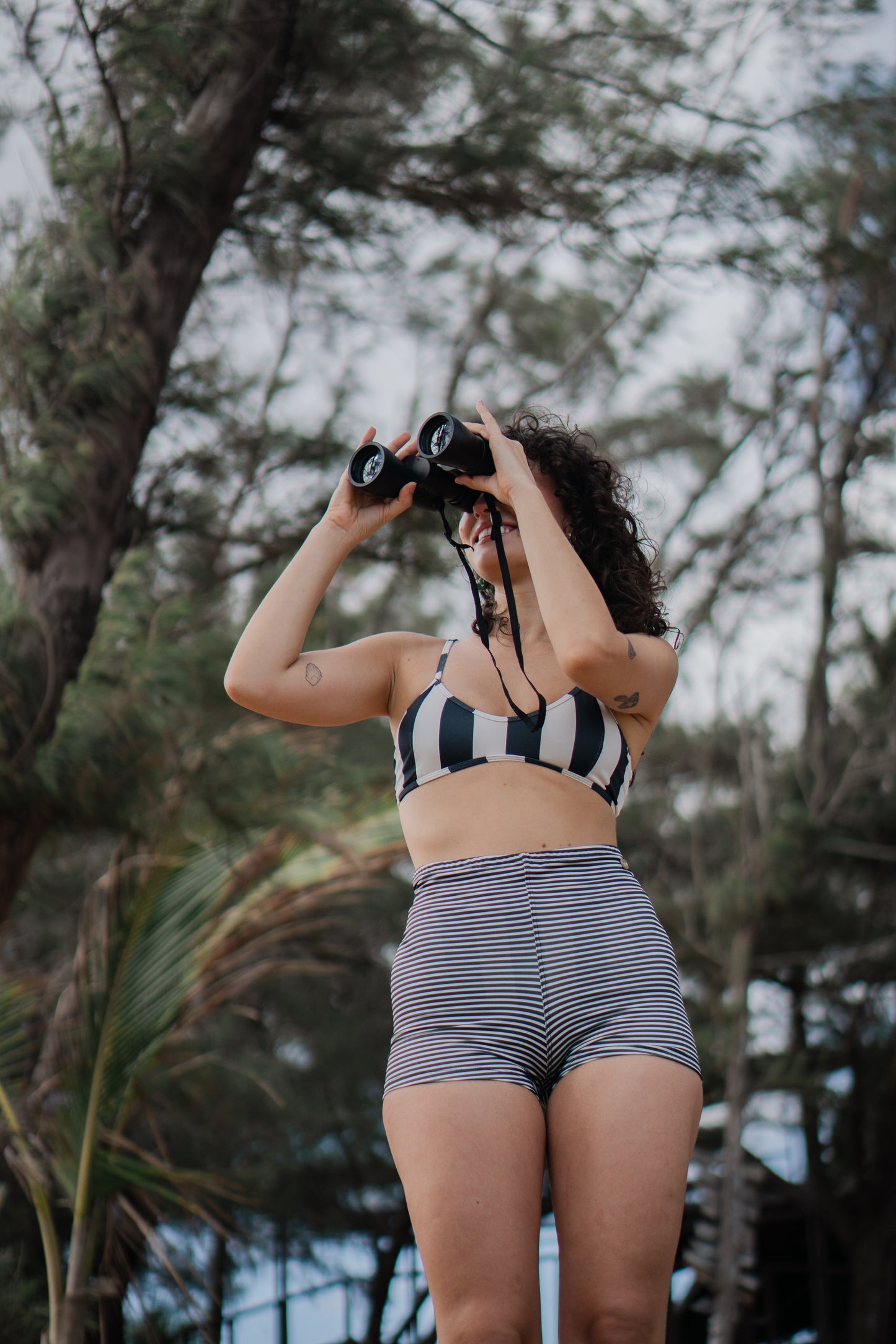 Mini Short Retrô | Print Listras Finas p&b Miçangas Geraldina