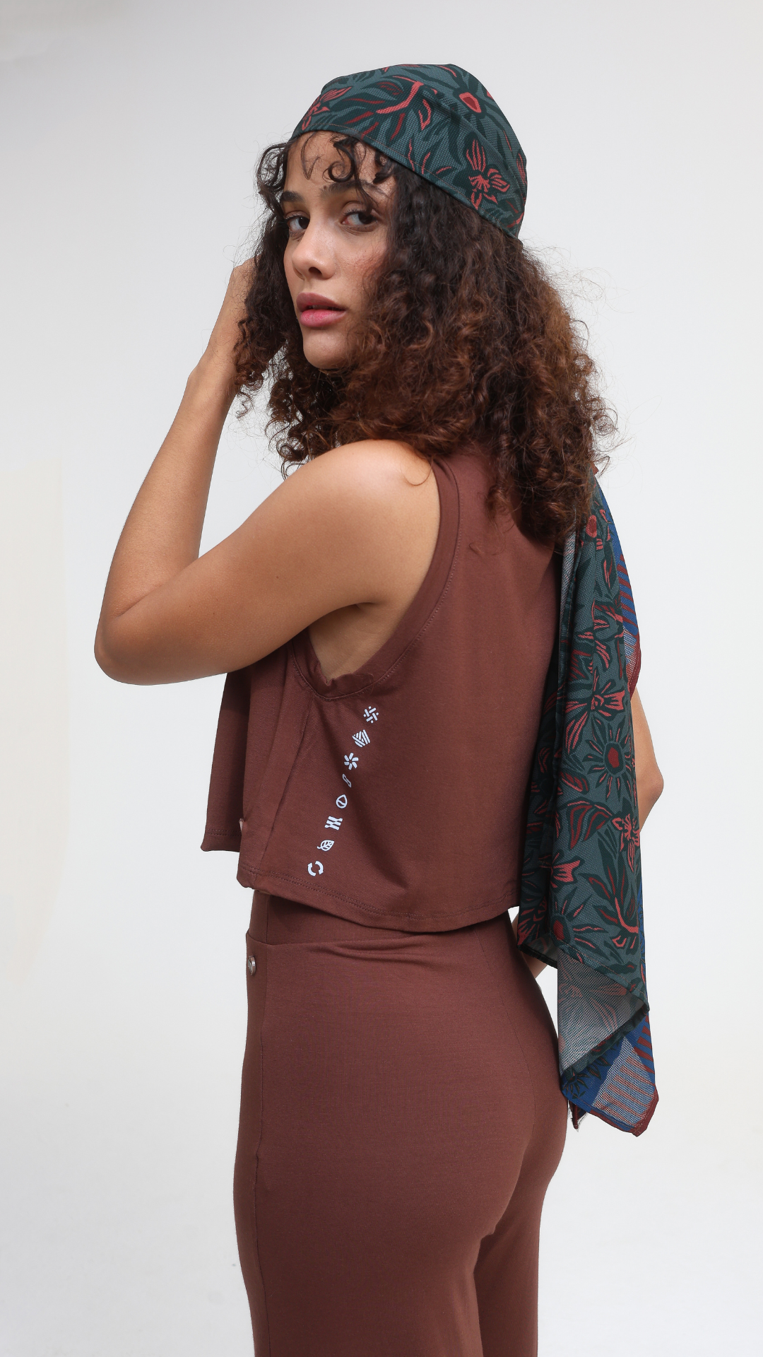 Regata Cropped Escute o Mar | Cor Marrom Mocca
